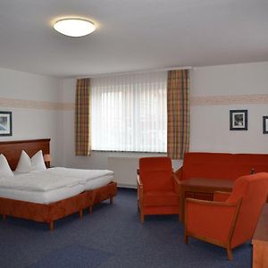 Zimmer mit Kingsize-Bett